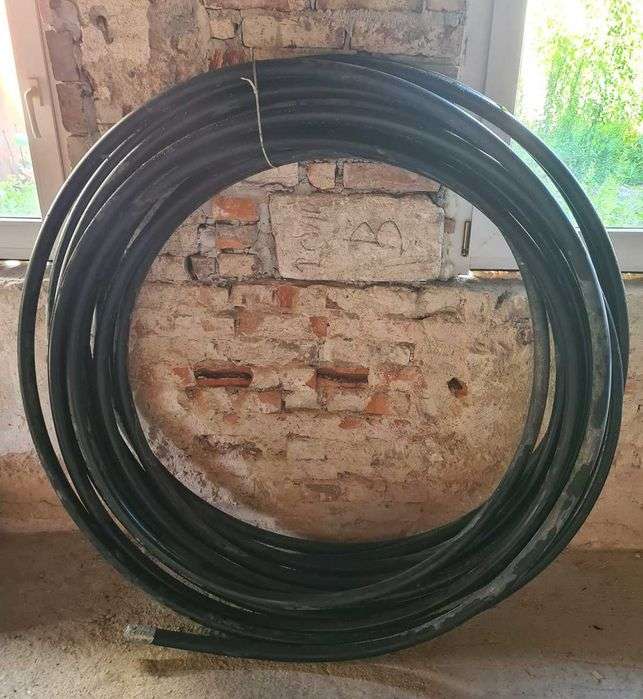 Rura HDPE w krążku o średnicy 130cm, grubości 30cm i wadze 15 kg.