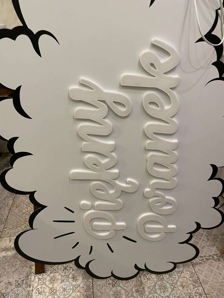 4 fotele, 2 komódki, 4 stoliki kawowe małe, 1 reklama - plansza 1m x 1,5m, 2 lampy podłogowe, krzesło