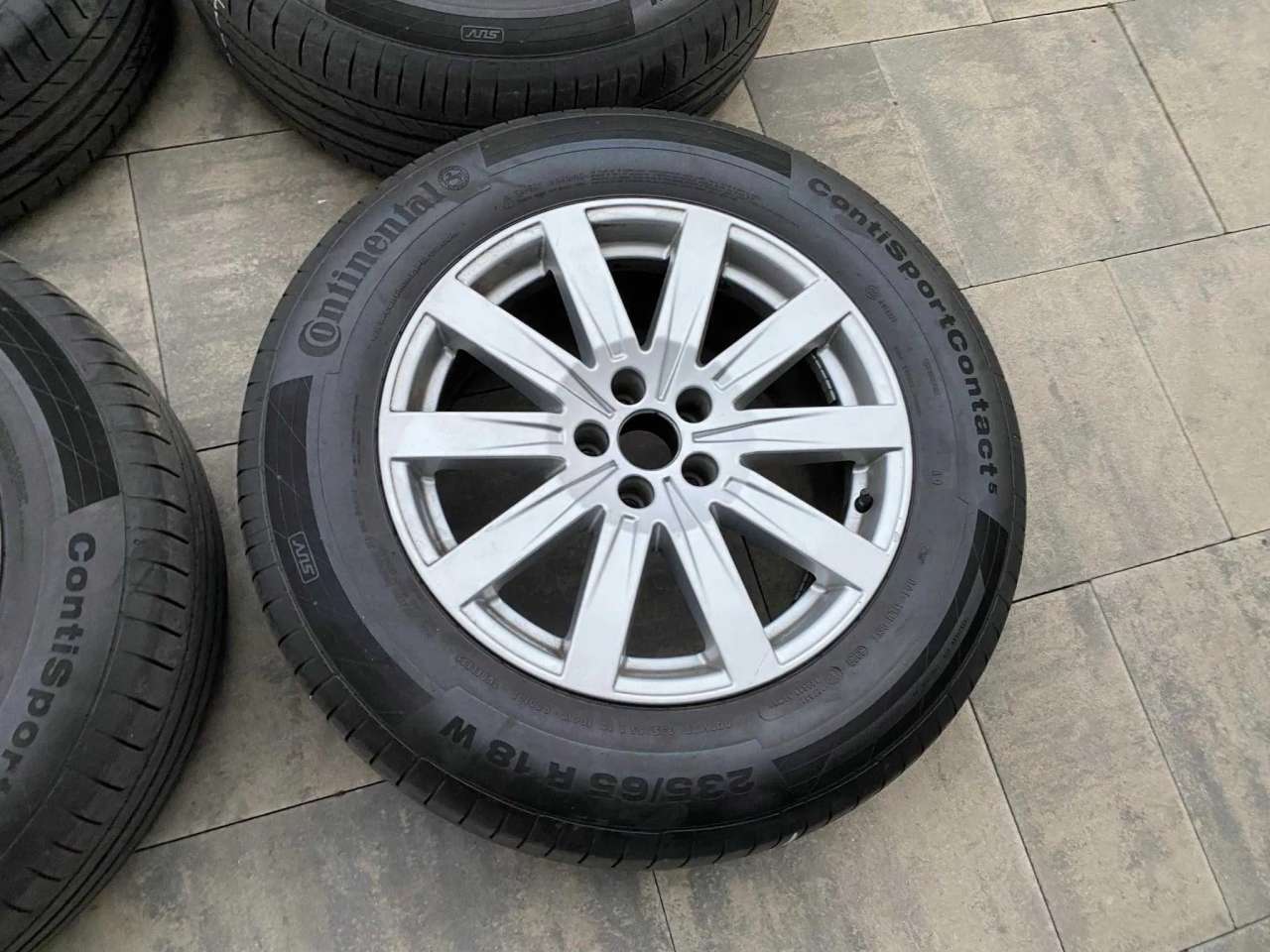 kola samochodu osobowego